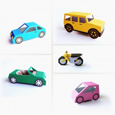 AUTOMOBILES ET MOTOS. 5 jouets en papier