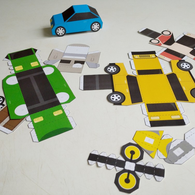5 jouets en papier VOITURES ET MOTO